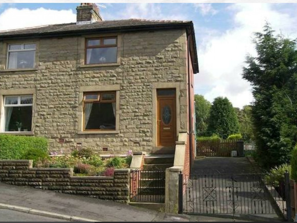 Extremely Attractive Stone Fronted 2 Bed Semi To Let In Bacup