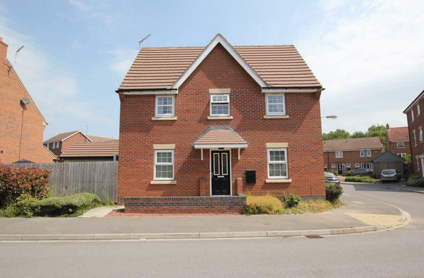 Detached Fully Furnished 3 Bedroom House In Superb Condition The