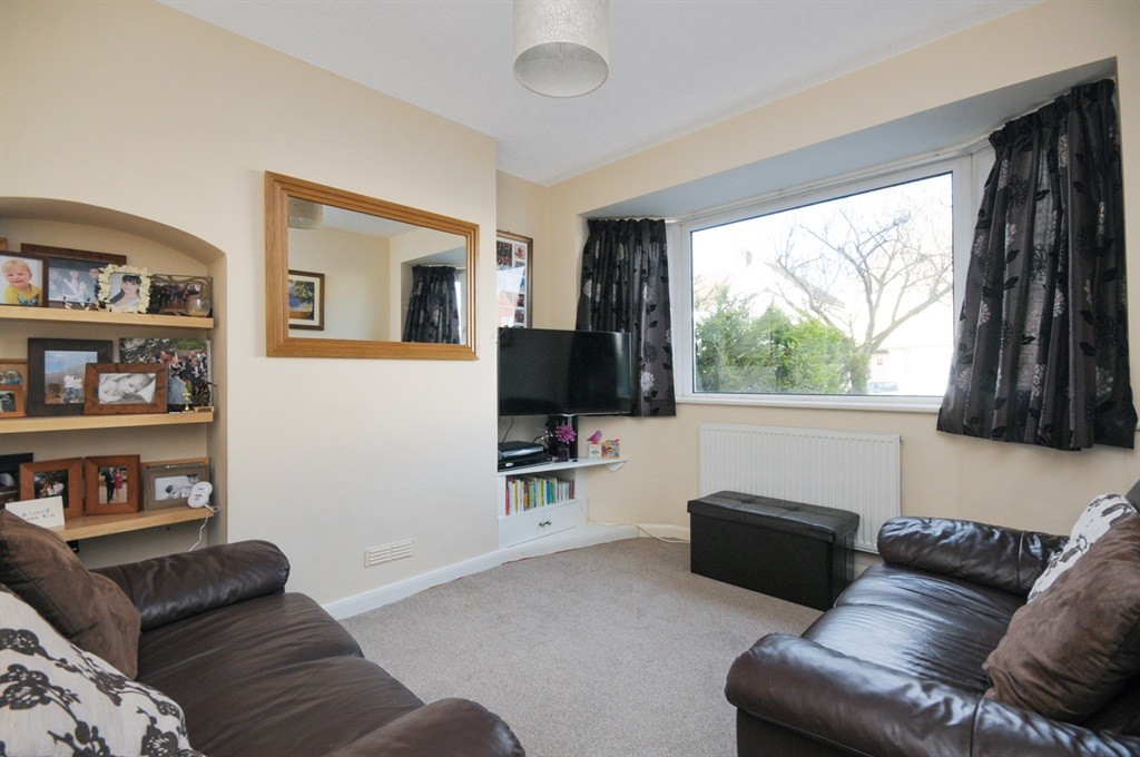 Homely 3 Bedroom Family House To Rent In Worcester Park