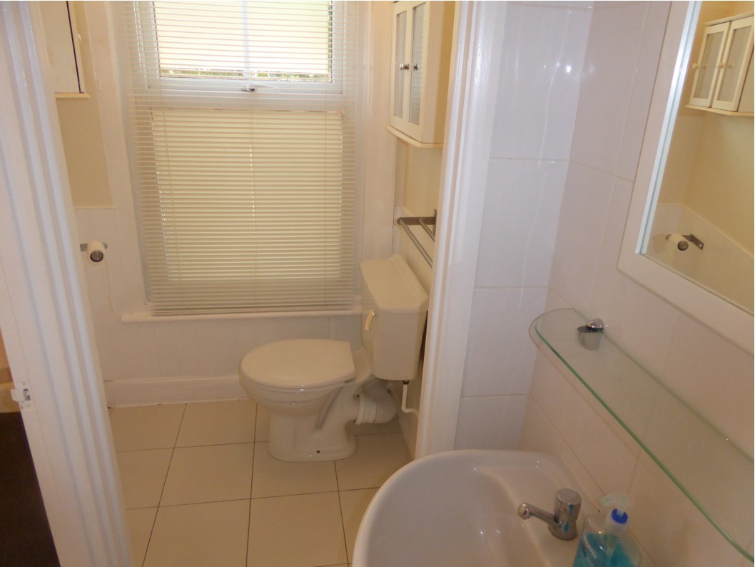 Bright Studio Flat to Let in Westcliff on Sea Located Close to Southend