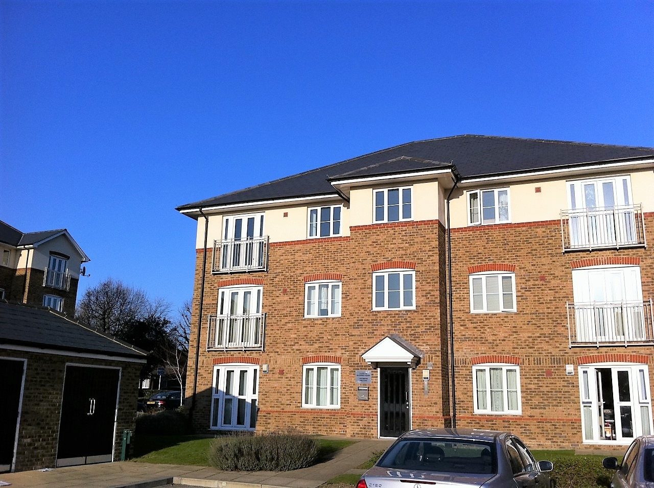 Modern Attractive Top Floor One Bed Flat with Woodland View to Rent in