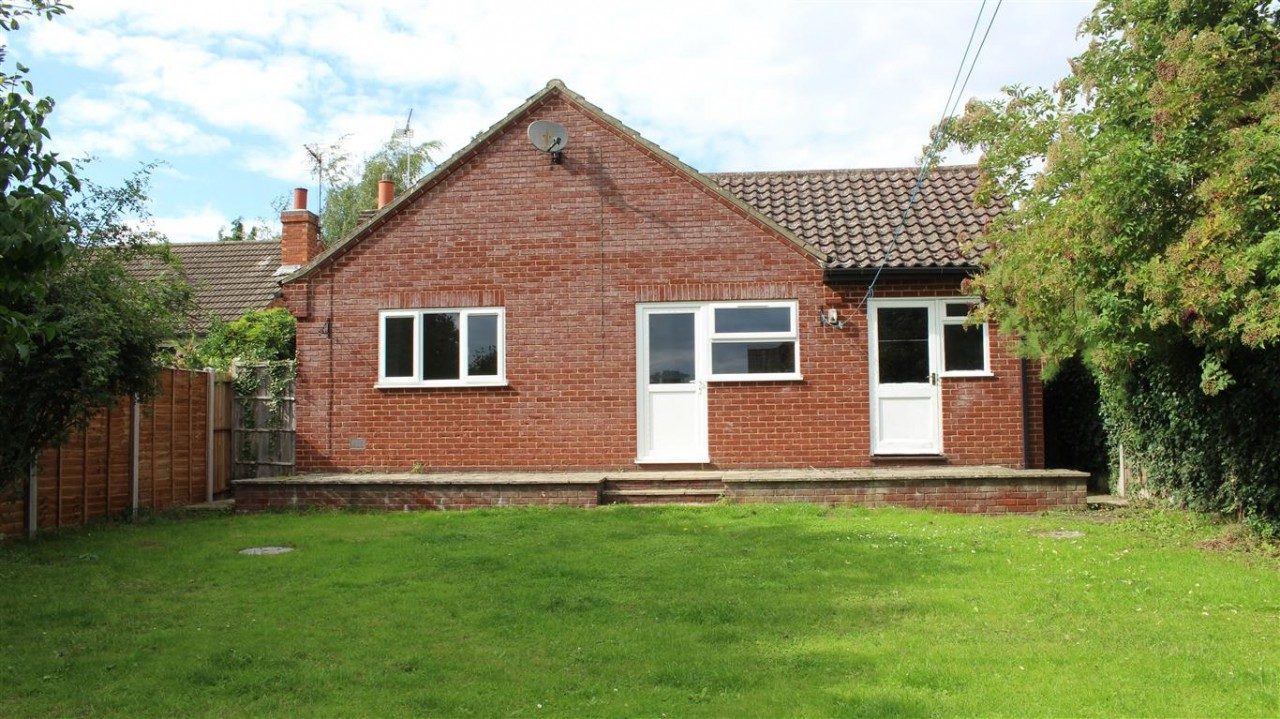 Delightful detached 3 bed bungalow to let in village of Drayton