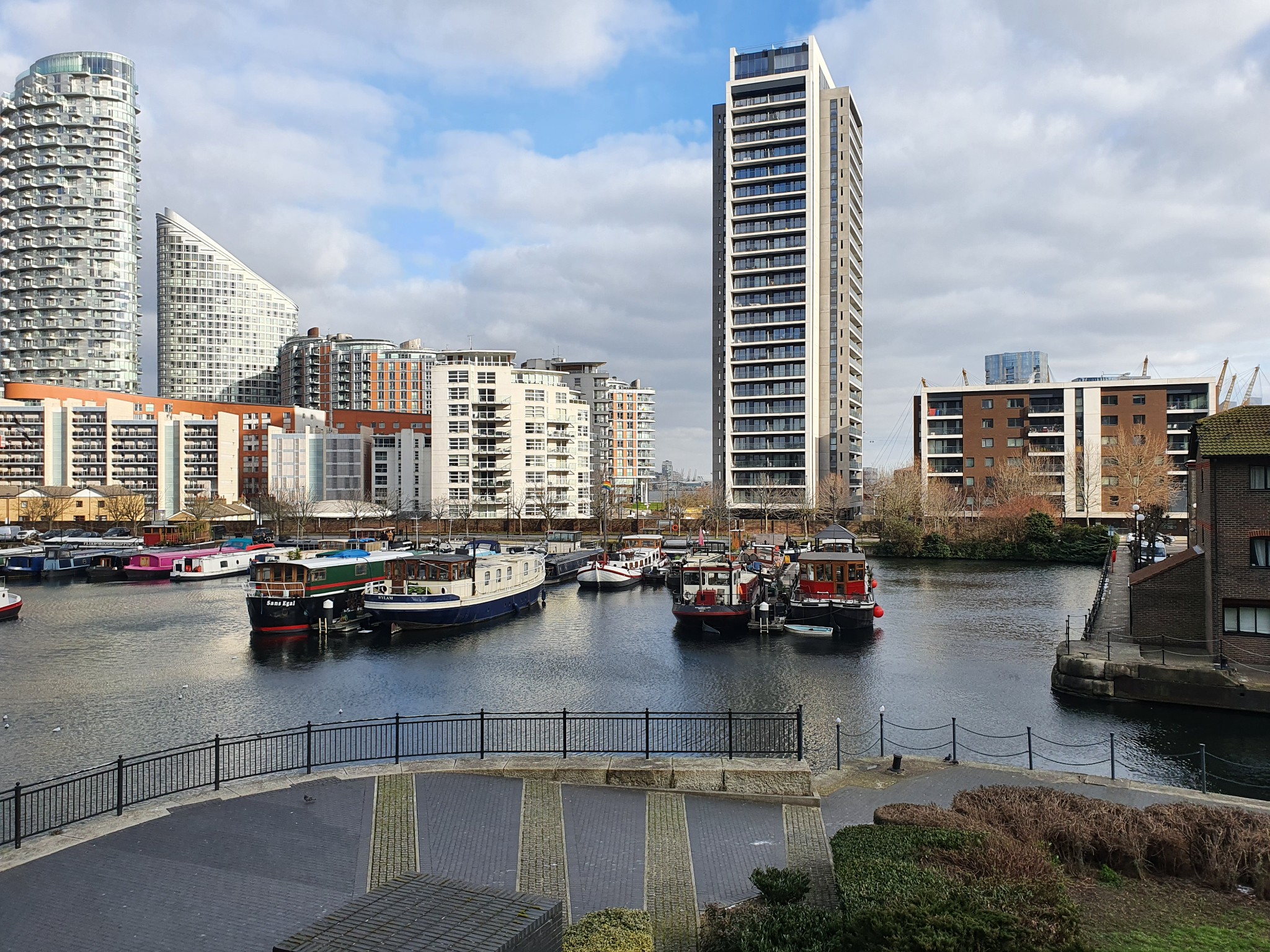 Spacious 2 bedroom apartment to let in Boardwalk Place, Canary Wharf ...